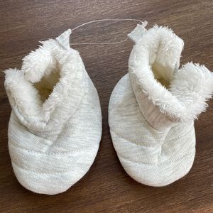 4/$15 NWOT Carter baby slippers